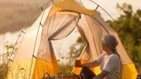 Franke und Bornberg Rating Altersvorsorge Basisrente 1. Schicht - ältere Frau zeltet in der Abendsonne