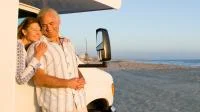 Franke und Bornberg Rating Private Rentenversicherung 3. Schicht - älteres Paar mit Wohnmobil am Meer