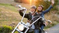 Franke und Bornberg Rating Basis-Rente 1. Schicht mit Einmalbeitrag - älteres Paar auf Motorrad