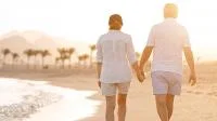 Franke und Bornberg Rating Private Rentenversicherung 3. Schicht mit Einmalbeitrag - älteres Paar spaziert am Strand