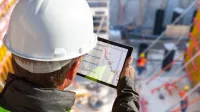 Franke und Bornberg Rating Berufsunfähigkeitsversicherung - Bauaufsicht mit Helm auf einer Baustelle