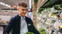 Franke und Bornberg Rating Erwerbsunfähigkeitsversicherung - Mitarbeiter trägt schwere Kiste im Supermarkt