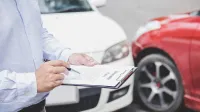 Franke und Bornberg Rating Kraftfahrzeugversicherung - Person nimmt Schaden auf von einem Autounfall