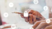 Franke und Bornberg Rating Cyberversicherung für Privatpersonen - mit Laptop und Smartphone