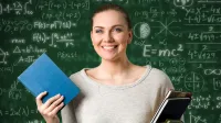 Franke und Bornberg Rating Krankenversicherung für Beamte - glückliche Lehrerin vor Tafel
