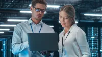 Franke und Bornberg Rating gewerbliche Cyberversicherung - Personen im Serverraum