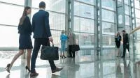 Franke und Bornberg Rating AKS-Unternehmensrating - Businesspersonen gehen durch Bürogebäude