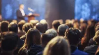 Franke und Bornberg Teaser Bild - Events mit Bild von Besuchern einer Präsentation mit Speaker im Hintergrund