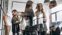 Franke und Bornberg Teaser Bild - Karriere und Stellenanzeigen - Personen im Büro