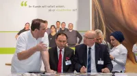DKM 2018 Messe Stand mit Besucher und Philipp Wedekind