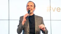 Deutscher Versicherungs-Award 2023 - Bertelsmann Repräsentanz Berlin - Moderator Torsten Knippertz
