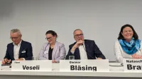 DKM Messe 2023 - Kongress Arbeitskraftabsicherung - Dortmund - Natascha Brandenburg CanadaLife, Dietmar Bösling Volkswohl Bund, Fiknet Veseli ERGO mit Michael Franke im Gespräch