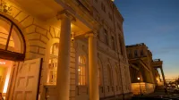 Deutscher Versicherungs-Award 2024 - Bertelsmann Repräsentanz Berlin -  Außenansicht bei Nacht