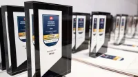 Deutscher Versicherungs-Award 2024 - Bertelsmann Repräsentanz Berlin - Trophäen Auszeichnung gemeinsam mit Franke und Bornberg, ntv, DISQ