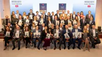 Deutscher Versicherungs-Award 2024 - Bertelsmann Repräsentanz Berlin - Franke und Bornberg, ntv, DISQ - Gesamtsieger aller Branchen auf einem Foto