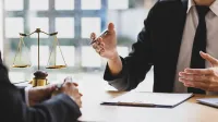 Zwei Männer diskutieren am Anwaltstisch - Berufsunfähigkeit - Gutachten und Gerichtsprozesse als Mittel zur Ablehnung?