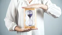 Ein Mann mit einer Sanduhr - So lange dauert die Leistungsprüfung