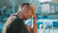 Mann, der sich gestresst an den Kopf fasst - Was sind die Ursachen für Berufsunfähigkeit?