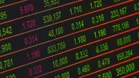 Ausschnitt einer Nahaufnahme eines Monitos mit Börsenkursen - ETFs in der Rentenversicherung