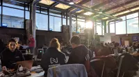 Teilnehmes des Hackathon sitzen an Laoptops in einer Halle - Hacknext 2019