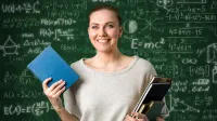 Eine Lehrerin mit Buch vor einer Tafel - PKV Rating Beihilfetarife für Beamte