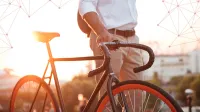 Mann mit einem Fahrrad - Tag des Fahrrads 2025: Worauf Radfahrer bei der Fahrradversicherung achten sollten