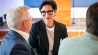 Deutscher Versicherungs-Award 2026 - Bertelsmann Repräsentanz Berlin, Catja Stammen, Redaktionsleiterin ntv-Wirtschaftsmagazine unterhält sich mit Preisträgern