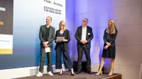 Deutscher Versicherungs-Award 2026 - Bertelsmann Repräsentanz Berlin - Moderatorenteam mit Christian Monke und Bianca Möller, Geschäftsführerin des DISQ