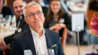 Deutscher Versicherungs-Award 2026 - Michael Franke lauscht dem Beitrag von Prf. Dr. Ralf Otte zum Thema Künstliche Intelligenz