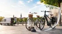 Bild zur Rating-Kachel Fahrradversicherungen - mit Fahrrädern und Pannenhilfe im Hintergrund