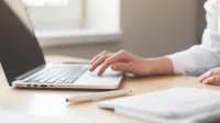 Franke und Bornberg Teaser Bild - Blog Person lesend vo dem Laptop