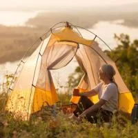 Franke und Bornberg Rating Altersvorsorge Basisrente 1. Schicht - ältere Frau zeltet in der Abendsonne