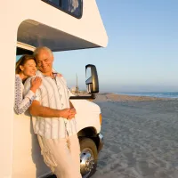 Franke und Bornberg Rating Private Rentenversicherung 3. Schicht - älteres Paar mit Wohnmobil am Meer