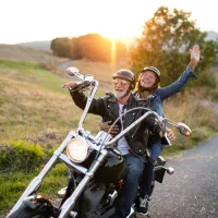 Franke und Bornberg Rating Basis-Rente 1. Schicht mit Einmalbeitrag - älteres Paar auf Motorrad