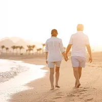 Franke und Bornberg Rating Private Rentenversicherung 3. Schicht mit Einmalbeitrag - älteres Paar spaziert am Strand