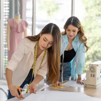 Franke und Bornberg Rating Grundfähigkeitsversicherung - Scheiderinnen bei der Arbeit