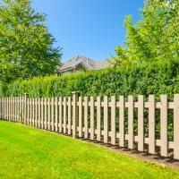 Franke und Bornberg Rating Private Rechtsschutzversicherung - Bild von Gartenzaun un Hecke zum Nachbarn