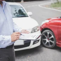 Franke und Bornberg Rating Kraftfahrzeugversicherung - Person nimmt Schaden auf von einem Autounfall