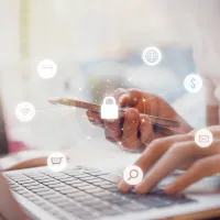 Franke und Bornberg Rating Cyberversicherung für Privatpersonen - mit Laptop und Smartphone
