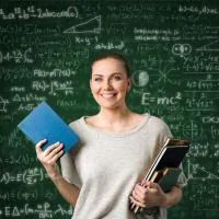 Franke und Bornberg Rating Krankenversicherung für Beamte - glückliche Lehrerin vor Tafel