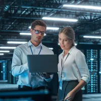 Franke und Bornberg Rating gewerbliche Cyberversicherung - Personen im Serverraum