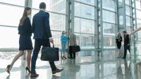 Franke und Bornberg Rating AKS-Unternehmensrating - Businesspersonen gehen durch Bürogebäude