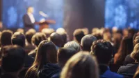Franke und Bornberg Teaser Bild - Events mit Bild von Besuchern einer Präsentation mit Speaker im Hintergrund