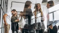 Franke und Bornberg Teaser Bild - Karriere und Stellenanzeigen - Personen im Büro