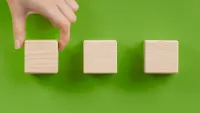 Franke und Bornberg Rating Bündelversicherungen Kompositversicherung - Hand setzt Bauteile zusammen