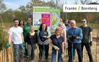 Franke udn Bornberg Mini-Wald Hannover Vahrenheide Pflanztag, Überblick und Gruppenfoto
