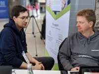 Zwei Personen die miteinander sprechen auf dem Hacknext 2019