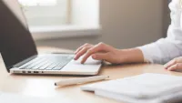 Franke und Bornberg Teaser Bild - Blog Person lesend vo dem Laptop