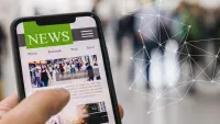 Franke und Bornberg Teaser Bild - Pressemitteilungen - Person hält Smartphone und ließt News