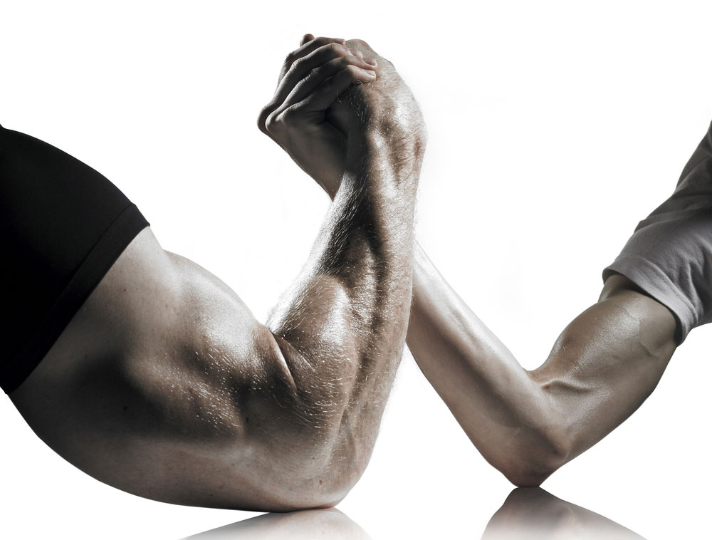 Starker Arm gegen schwachen Arm in Armdruecken Starker Arm gegen schwachen Arm in Armdruecken
